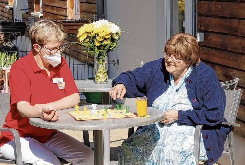 ASB-Mitarbeiterin Kerstin Wunderlich und Christine Wirth in der ASB-Tagespflege Boxdorf. Foto: Mutschke