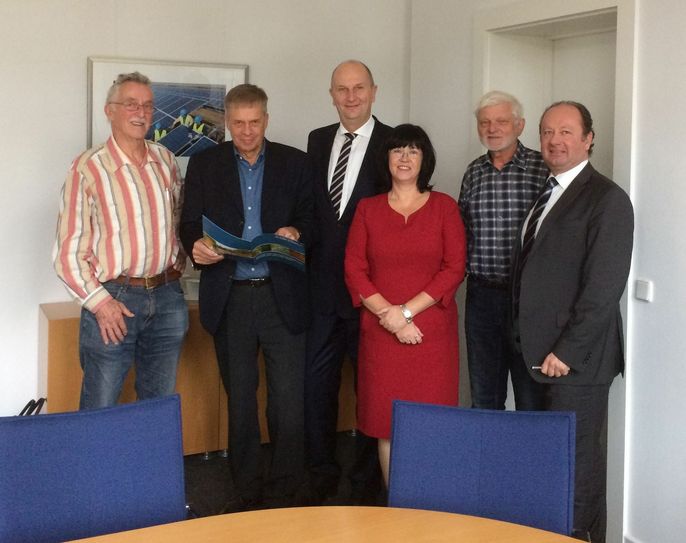 Sind in Potsdam zusammengekommen: Winfried Böhmer, Peter Stephan, Dietmar Woidke, Christine Herntier, Edelbert Jakubik und Hans-Georg Thiem (v.l.n.r.). Foto: Aktionsbündnis „Klare Spree“ e.V. – Marcel Tischer