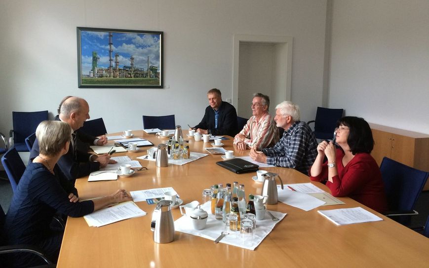 Peter Stephan, Winfried Böhmer, Edelbert Jakubik und Christine Herntier im Gespräch mit dem Landesvater Dietmar Woidke. Foto: Aktionsbündnis „Klare Spree“ e.V. – Marcel Tischer