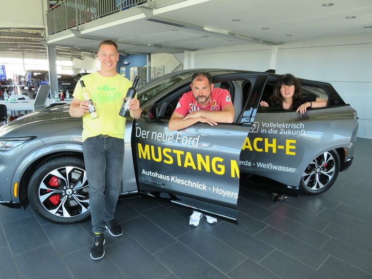 Das Autohaus Kieschnick unterstützt die Krabat-Festspiele von Anfang an. »Wir wollen gemeinsam für die Weiterentwicklung der Region etwas bewirken«, meint Geschäftsführerin Heike Truschner-Kieschnick (rechts). Das freut auch den künstlerischen Leiter Alexander Siebecke (Mitte) und Heiko Tänzer, Geschäftsführer der »Tänzer &amp; Trasper GmbH« von »scharfesGELB«.