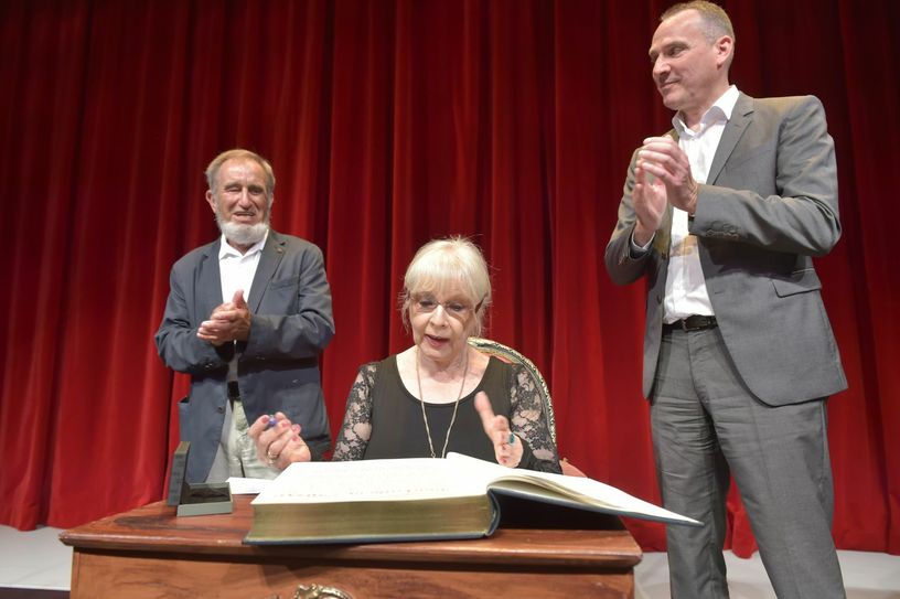 Steht jetzt im Goldenen Buch der Stadt Senftenberg: Annekathrin Bürger (Mitte). Mit ihr freuen sich Reiner Rademann (li., Vorstand Förderverein »neue Bühne Senftenberg«) in Andreas Fredrich (re. Bürgermeister Stadt Senftenberg). Fotos: Peter Aswendt