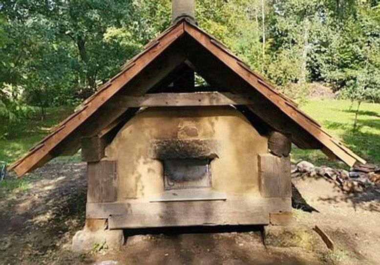 Backtag am neuen Holzbackofen im Internationalen Garten Meißen.