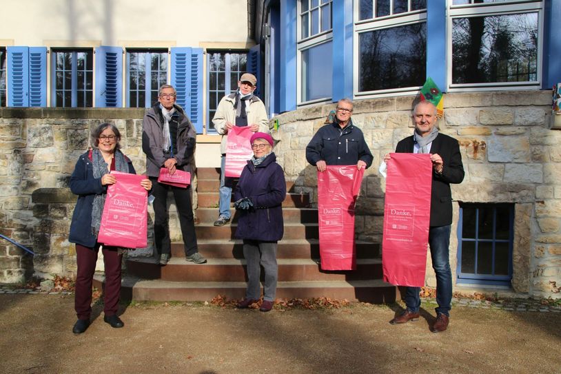 Umweltbürgermeisterin Eva Jähnigen (links) und Stadtbezirksamtsleiter Christian Wintrich (ganz rechts) bedanken sich bei Mitgliedern des Vereins Bürgerschaft Hellerau e. V. für die selbstorganisierte Frühjahrsputzaktion im Stadtteil. Foto: Amt für Stadtgrün und Abfallwirtschaft