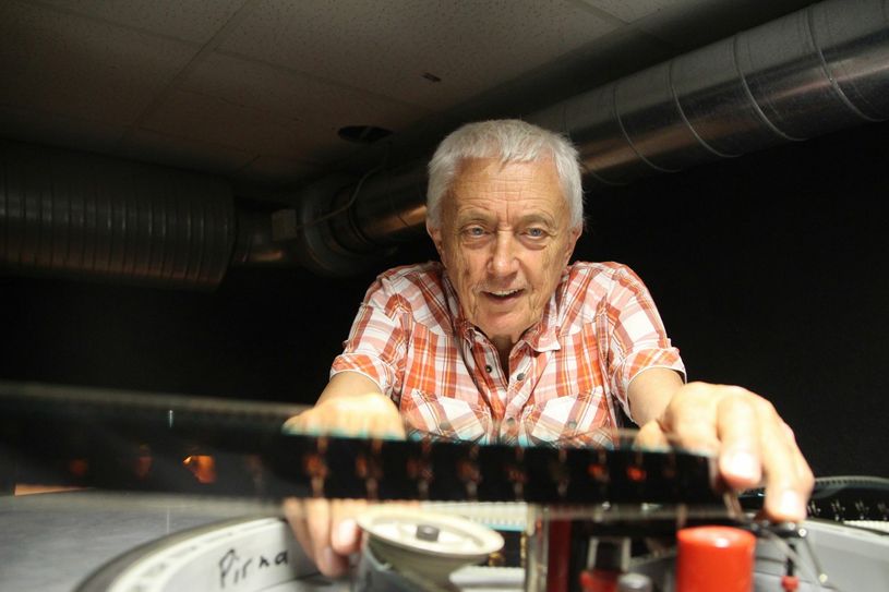 Als Kino noch Friemel-Arbeit war. Erik Schneider zeigt, wie analoge Vorführtechnik funktionierte. Die Trägheit des Zuschauer-Auges ließ manch Fehler unbemerkt durchgehen. 	 Foto: Schramm