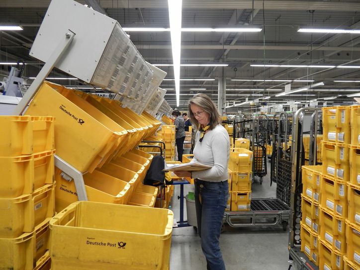Besonders in der Weihnachtszeit haben die Mitarbeiter des Briefzentrums Cottbus alle Hände voll zu tun. Jedoch werden nur noch wenige Sendungen per Hand sortiert. Foto: Dany Dawid