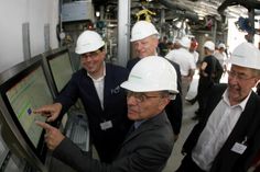 Reaktor »an« (v.l.): Schill & Seilacher-Chef Dr. Rüdiger Ackermann, Staatssekretär Dr. Hartmut Mangold (Sächsisches Wirtschaftsministerium), Uwe Wunderlich (Kaufmännischer Direktor) und Werksleiter Dr. Uwe Dittrich bei der Inbetriebnahme der P1 Vielstoffanlage. Zunächst steht eine »Wasserfahrt« zu Testzwecken an. Foto: D. Förster