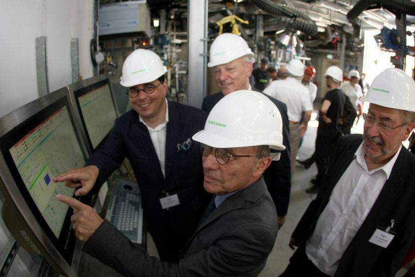 Reaktor »an« (v.l.): Schill & Seilacher-Chef Dr. Rüdiger Ackermann, Staatssekretär Dr. Hartmut Mangold (Sächsisches Wirtschaftsministerium), Uwe Wunderlich (Kaufmännischer Direktor) und Werksleiter Dr. Uwe Dittrich bei der Inbetriebnahme der P1 Vielstoffanlage. Zunächst steht eine »Wasserfahrt« zu Testzwecken an. Foto: D. Förster