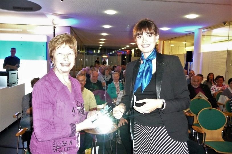 Josephine Bahr (re.) von der Volksbank Pirna mit der Gewinnerin des Quiz. Foto: Fiedler