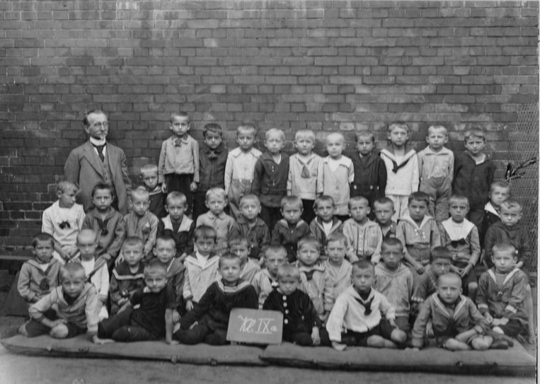 Klassenfoto mit Lehrer Ewald Müller im Schulgebäude Bahnhofstraße (heute Paul-Werner-Schule), Foto: Stadtmuseum Cottbus