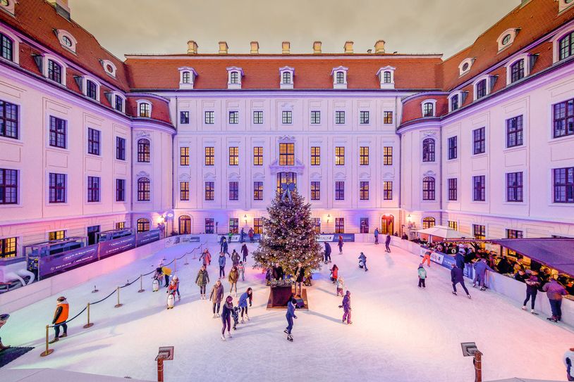 Weil Eislaufen auch hungrig macht, gibt es auch drei Winterhütten für die kulinarische Versorgung. Unter anderem werden gegrillte Garnelen in Hummersoße angeboten. Foto: PR/Kempinski Taschenberg
