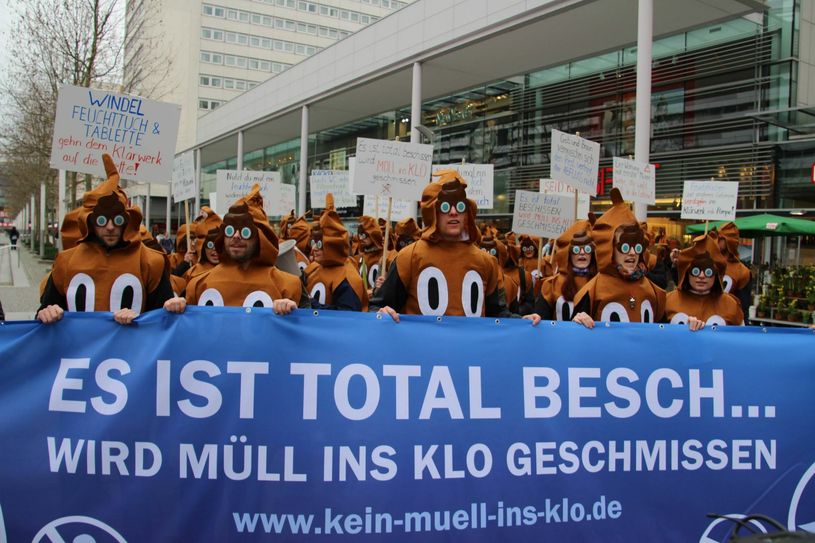 Die Demonstrationsteilnehmer haben kamen im passenden Outfit. Foto: Schramm