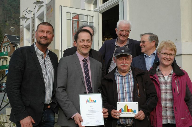 Sven Erik Hitzer, Thomas Kunack, Ortsvorsteher Hartmut Ehrlich (beide mit denPlaketten) und Marion Berger (v. li.) mit anderen Gästen zur Auszeichnungsveranstaltung.  Foto: Reiche