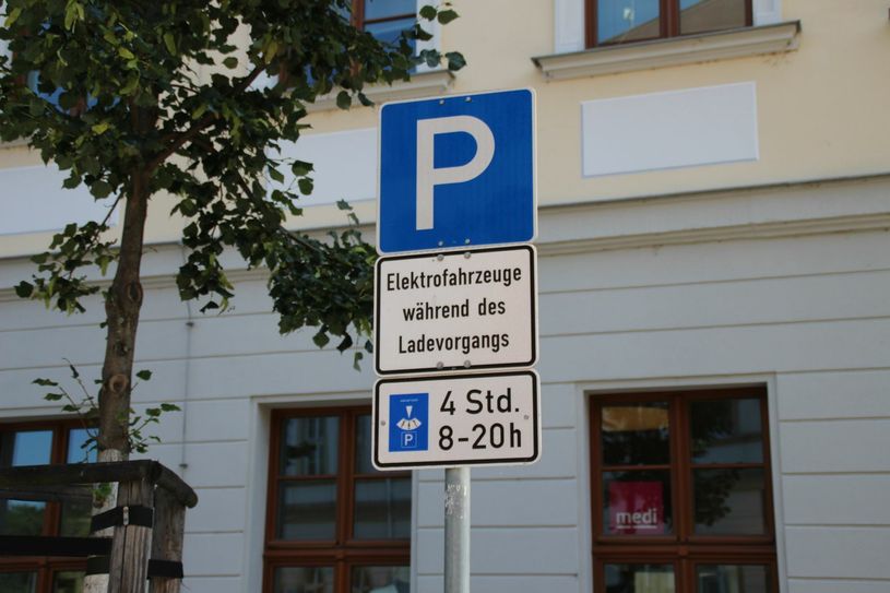 Das neue Schild an der Heinrichstraße. Foto: Mariam Wehner