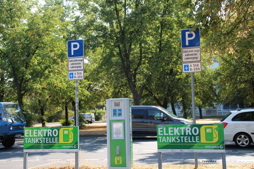 Auch am Pirnaischen Platz können die Elektroautos kostenfrei zum Aufladen parken. Foto: Mariam Wehner