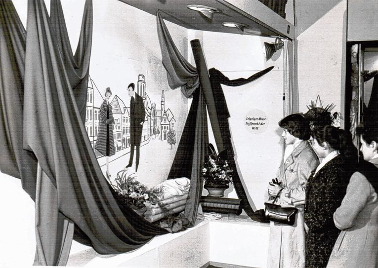 Stand Cottbuser Textilfirmen Ende der Fünfziger Jahre auf der Leipziger Messe, Foto: Familie Stoffel.