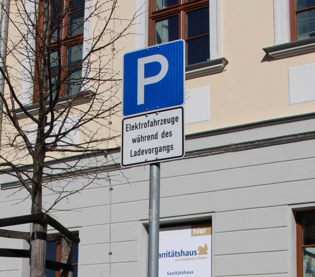 Bei dem alten Schild an der Heinrichstraße gab es nicht einmal einen Vermerk auf Parkgebühren. Foto: André Schramm