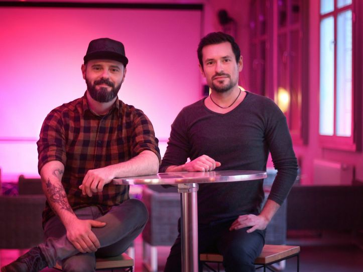 Sebastian Krüger (links) und Robert Seidel übernehmen den technischen Teil der Kinonachmittage und freuen sich auf viele Besucher. Foto: Anne-Sophie Hußler