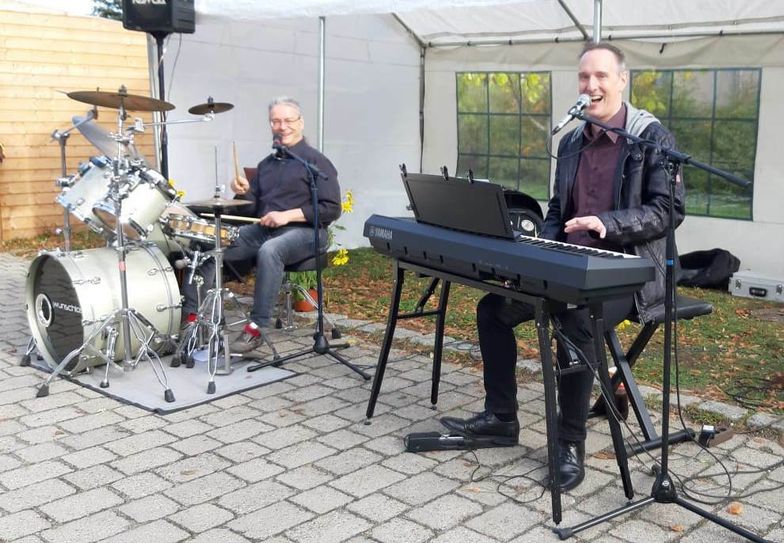 „Sing4Fun“ mit Klaus Sedls (Piano) und Matthias Lev (Schlagzeug) in Straupitz. Foto: Sängerkreis Königs Wusterhausen