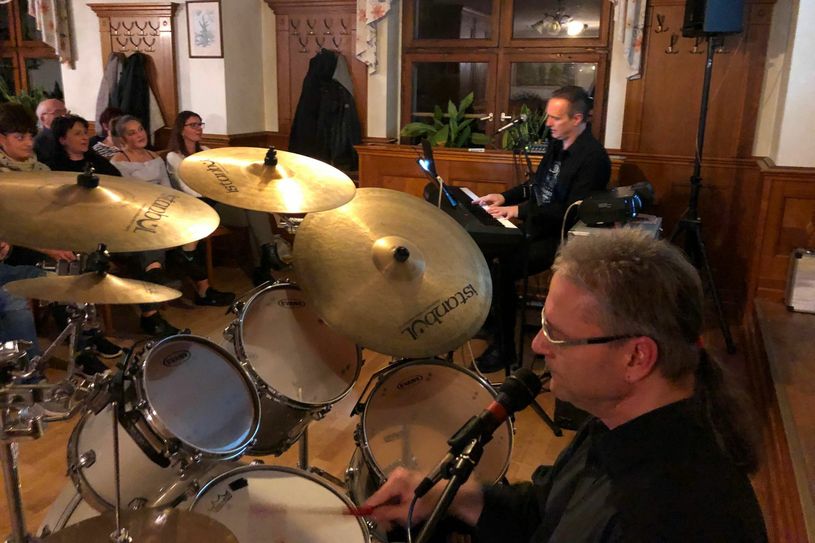 „Sing4Fun“ mit Klaus Sedls (Piano) und Matthias Lev (Schlagzeug) in Straupitz. Foto: Sängerkreis Königs Wusterhausen
