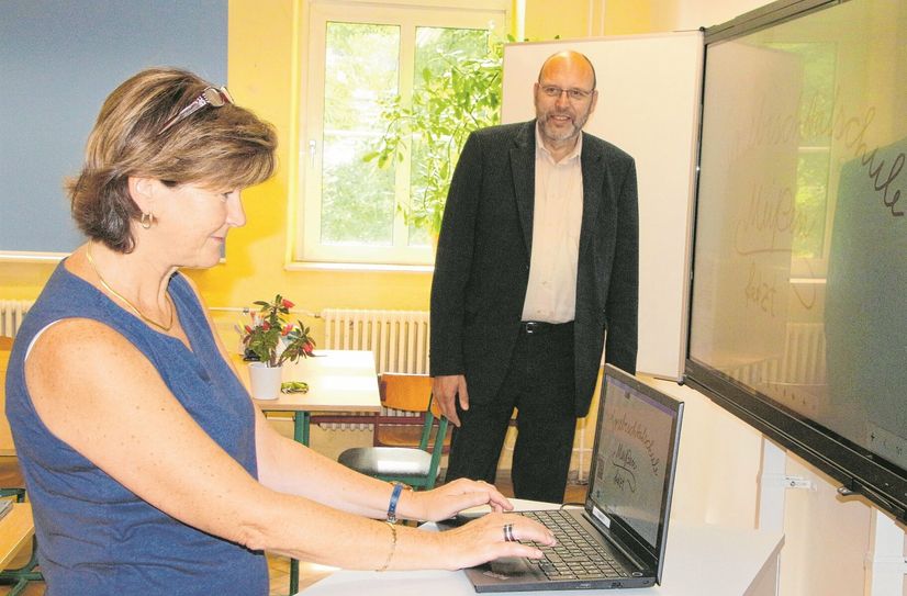 Die Schulleiterin der Triebischtal-Oberschule, Steffi Wenzel, erklärt Oberbürgermeister Olaf Raschke, wie eine interaktive Tafel funktioniert. Darauf malen kann man immer noch – allerdings ohne Kreide, sondern mit dem Finger auf dem Bildschirm.