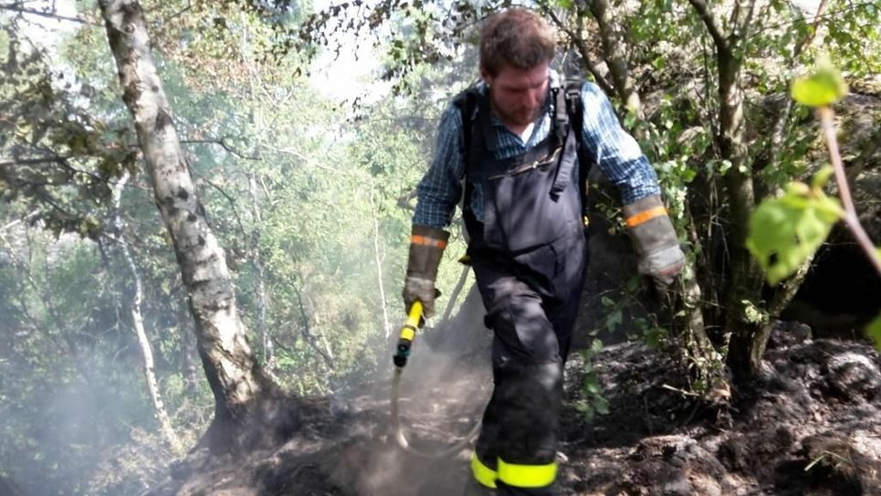 Es ist Schwerstarbeit für  die Feuerwehrleute und die Nationalparkwacht  im Gelände Brände zu bekämpfen.       Foto: Hille