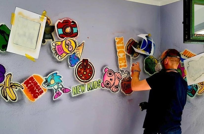 Schicht für Schicht wurden die Sticker-Graffitis mittels vieler Schablonen an die Wand gesprüht.