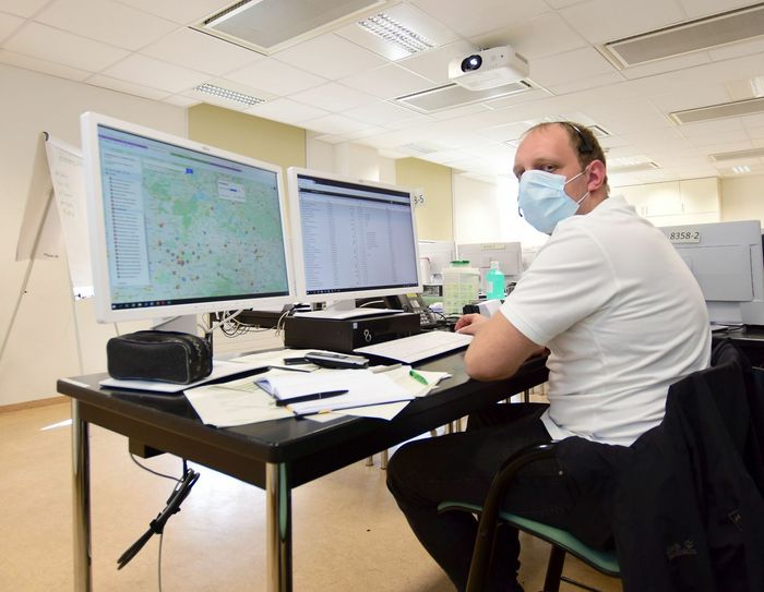 Tom Gehre behält die Landkarte mit den Krankenhäusern der Region und den Belegungslisten fest im Blick. Der eigentlich in der Chirurgischen Notaufnahme des Uniklinikums tätige Krankenpfleger ist einer der Lagedienstführer, die zusammen mit den Disponenten rund um die Uhr das zentrale Vergabesystem betreuen. Fotos: Uniklinikum / Holger Ostermeyer
