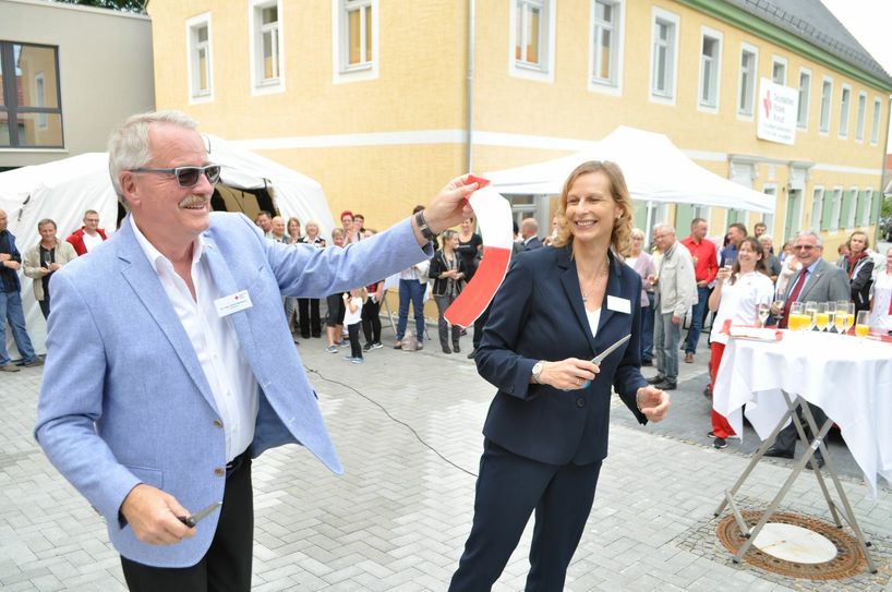 Kreisgeschäftsführerin  Mandy Reuschel und  Vorstandsvorsitzende Dr. med. Horst Heilmann des DRK-Kreisverbandes Großenhain bei der Eröffnung der Tagespflege und Sozialstation in Leuben.