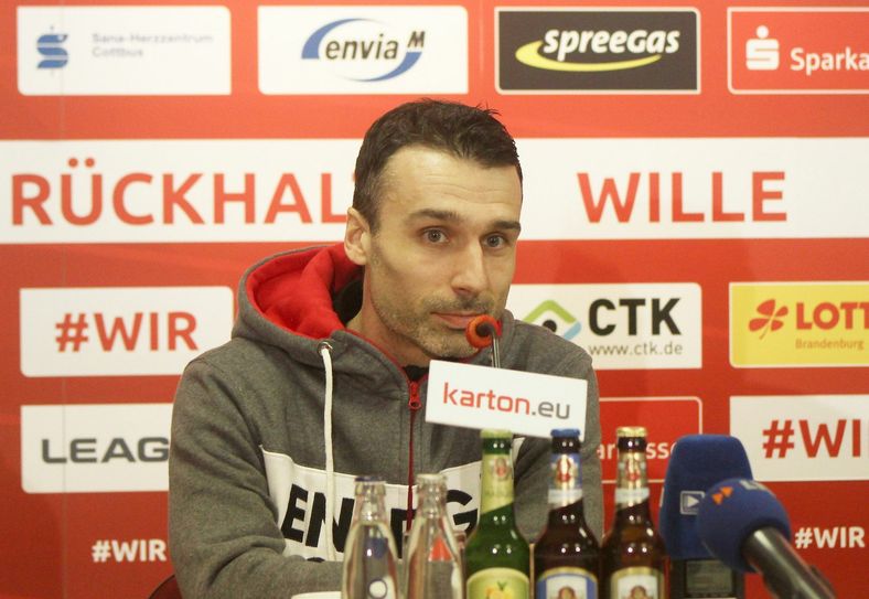Sebastian Abt in der Pressekonferenz. Foto: FC Energie Cottbus