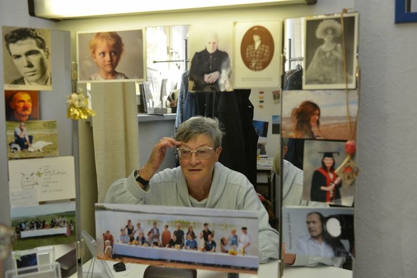 Wenn Sybille Böversen in ihrer Garderobe optisch in ihre Rollen schlüpft, begleiten sie viele Fotos als Erinnerung an 50 Jahre Bühne bei den Vorbereitungen.