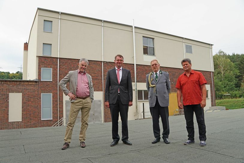 Freitals Oberbürgermeister Uwe Rumberg, Sachsens Sportminister Prof. Dr. Roland Wöller, der amtierende Vorsitzende der 1.Schützengilde Freital "Sachsen 90" e.V. Gunter Göhler und der Vorsitzende des Polizeisportverein Freital e.V. Gerald Geißler (v.l.n.r.) vor dem sanierten Sportgebäude. Foto: Stadt Freital