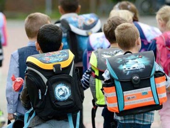 Auf dem Schulweg gehen Flüchtlingskinder und heimische Schüler gemeinsam. Foto: Archiv, Steffen