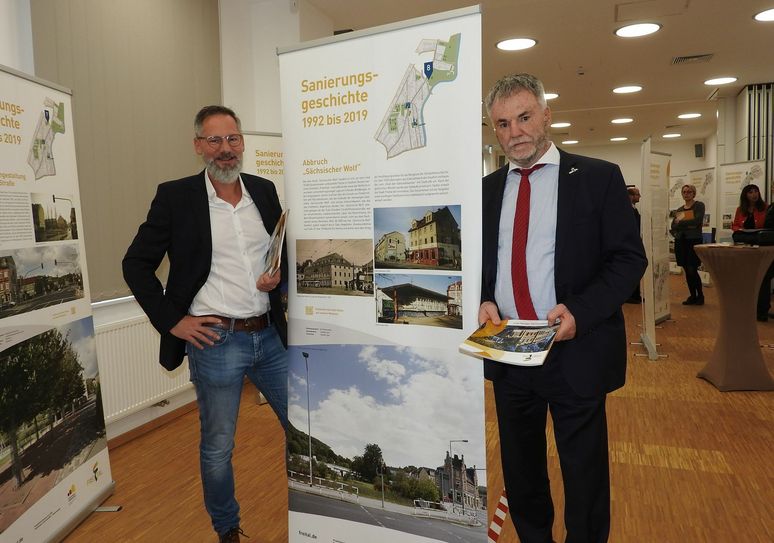 Thomas Bleier von der STEG (l.) und Freitals OB Uwe Rumberg bei der Ausstellungseröffnung. Foto: R. Rink