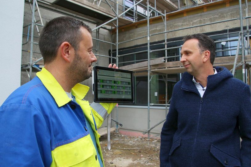 Die Fassadengestaltung der neuen Schule kann sich Oberbürgermeister Marco Müller (r.) derzeit nur am Bildschirm ansehen. Die Nähe zum Park sollen grüne Akzente ausdrücken. Foto: Farrar