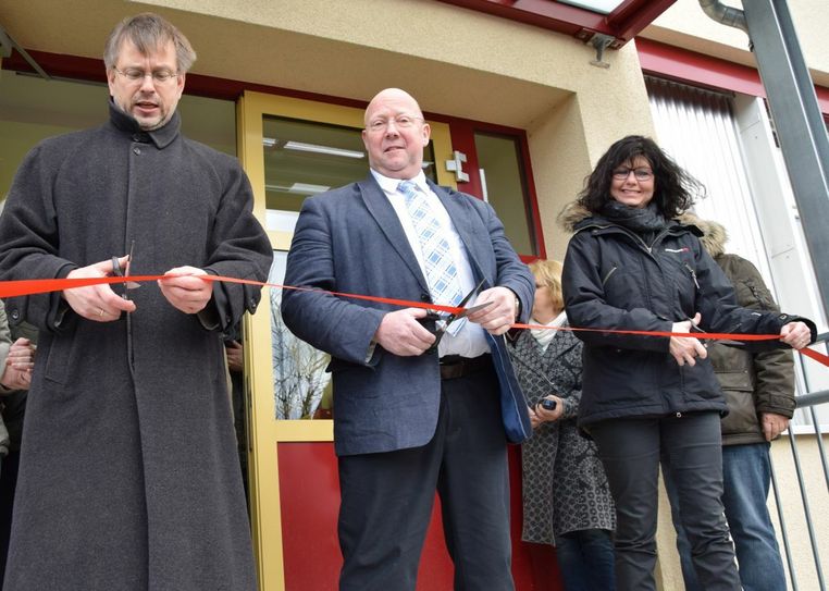 Bürgermeister Dr. Michael Wieler (links), Schulleiter Volker Rienäcker und Schulamtsleiterin Dr. Petra Zimmermann übergeben mit dem symbolischen Bandanschnitt die frisch sanierte Oberschule Rauschwalde. Foto: Stadt Görlitz