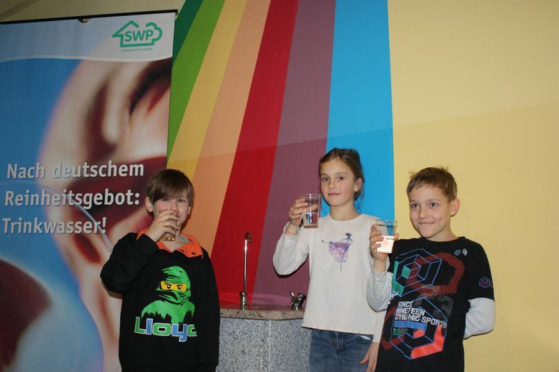 Die Schüler waren begeistert von ihrem neuen Wasserspender.  Foto: Wo