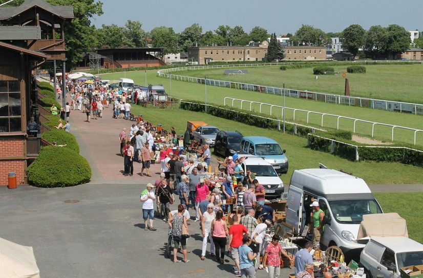 Trödelmarkt an der Galopprennbahn (Aufnahme stammt aus "Vor-Corona-Zeiten").