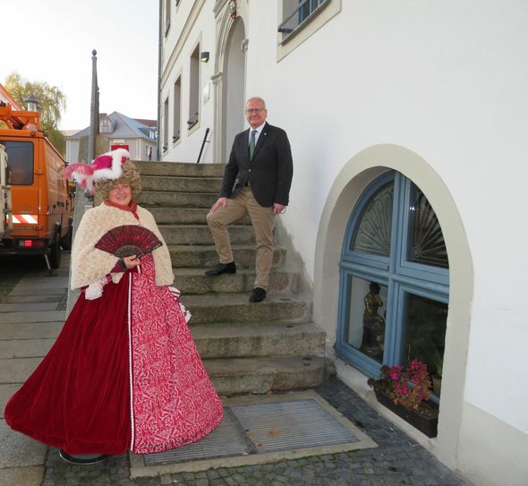 Nach der Audienz im Rathaus war noch Zeit für ein gemeinsames Foto. Oberbürgermeister Torsten Ruban – Zeh freut sich, dass Cornelia Schnippa als verkleidete Reichsfürstin den Part einer Botschafterin übernimmt die Geschichte, Gegenwart und Zukunft miteinander vereint. Foto: Silke Richter