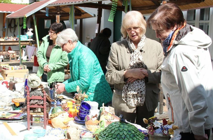 Einige Marktstände laden zum Stöbern auf dem Zeißighof ein.