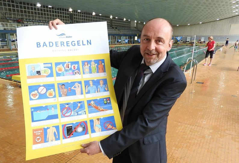 Matthias Waurick präsentiert das neue Plakat. Die Bäder GmbH hat es extra bei der Firma Final Image GmbH für 1.700 Euro entwerfen lassen.