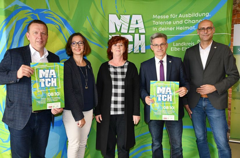 Landrat Christian Heinrich-Jaschinski (l.) präsentierte zusammen mit Finsterwaldes Bürgermeister Jörg Gampe (2.v.r.) und weiteren Partnern der Ausbildungsmesse auf einer Pressekonferenz Programm und Plakat zum diesjährigen Tag der Ausbildung in Finsterwalde.