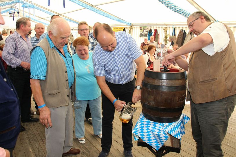 Von links: Umweltdezernent Thomas Bergner, Rainer Schloddarick (GF Wasser- und Bodenverband Oberland Calau), die Eigentümerfamilie Suckert und der Gallinchener Ortsvorsteher Dietmar Schulz auf dem neuen Stauwerk, das den Abfluss und die Stauhöhe im Erlenbruch regelt. Foto: Stadtverwaltung/Jan Gloßmann