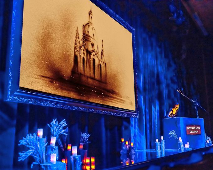 Alla Denisova »malt« mit Sand. Ihre Sandkunst lebt vom Zusammenspiel von Licht, emotionaler Musik und sich ändernden Bildern. Fotos: Sandtheater
