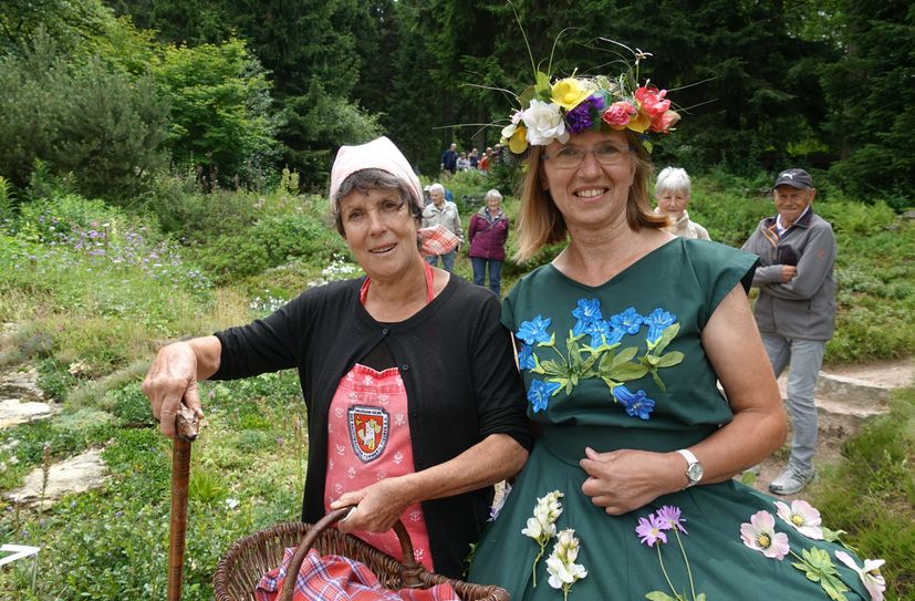 Semmelmilda alias Sabine Nowraty (li.) und Gartenleiterin Annette Zimmermann.