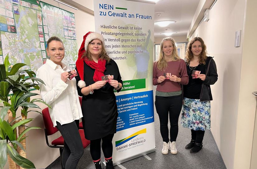 Weihnachtsfreude verbreitet sich, als Bina Korinth (2.v.l.) die Spende der GEMTEC GmbH für das Frauenhaus übergibt.