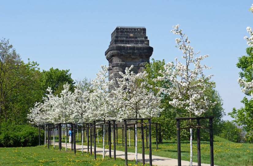 Der Bismarckturm, hier in der Apfelblüte.