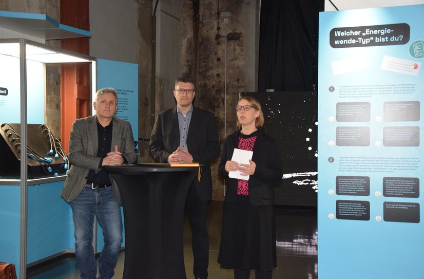 Michael Paduch (TGZ Bautzen), Torsten Müller (Carbon2Chemie) und Museumsleiterin Maria Schöne eröffnen die Wanderausstellung.