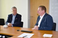 Sprachen über künftige Schwerpunkte der Zusammenarbeit: der CDU-Europaabgeordnete des Landes Brandenburg, Dr. Christian Ehler (l.), und Landrat Christian Jaschinski (r.).