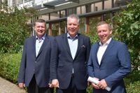 Der Kreistagsvorsitzende Thomas Lehmann, der CDU-Europaabgeordnete des Landes Brandenburg, Dr. Christian Ehler, und Landrat Christian Jaschinski (v.l.n.r.) vor der Kreisverwaltung Elbe-Elster in Herzberg.