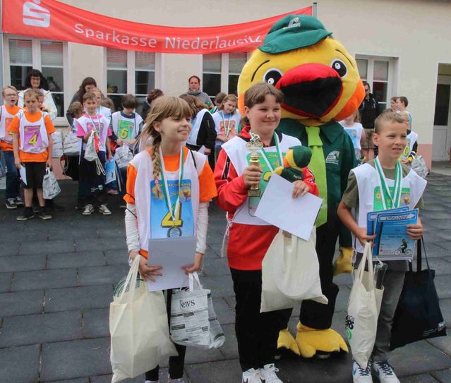 Die Platzierten in der Einzelwertung: Lotta Nuglisch  (li., Schule Altdöbern), Leny Förster (Mitte, Schule Guteborn) und Louis Heink (re., Gartenschule Lauchhammer).